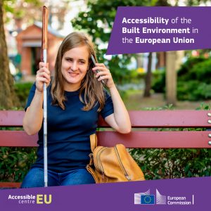 Attēlā cilvēks ar balto spieķi, kurš klausās telefonu Accessible EU logo ar uzrakstu Building a more accessible European Union